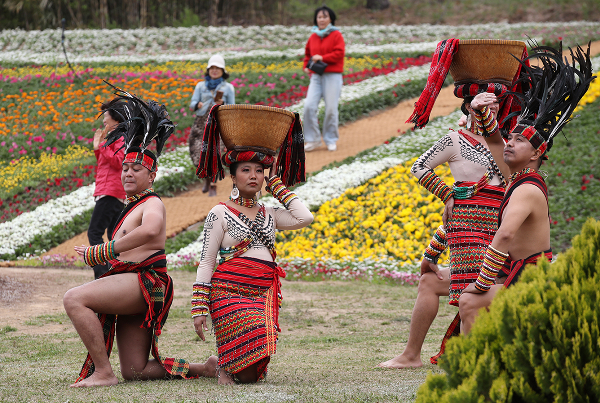 A traveling Philippine folk troupe group on April 24 performs at this year's Dolmen Festival at Hwasun Dolmen Site in Hwasun-gun County, Jeollanam-do Province.