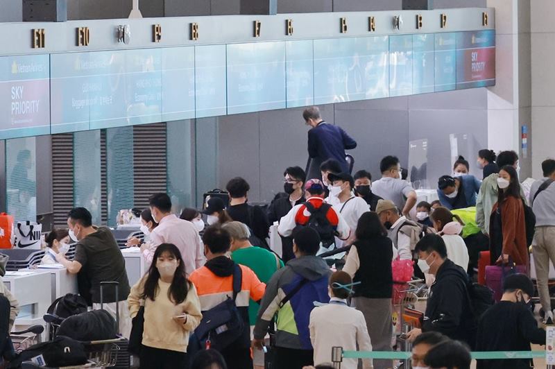 Foreign transit passengers from April 30 can enter Korea without a visa. Shown is a scene at Terminal 1 of Incheon International Airport on Oct. 7, 2022. 