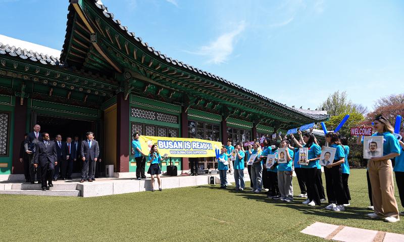 A visiting BIE delegation on April 3 is welcomed by supporters for Busan's bid to host the 2030 World Expo at a welcoming reception for economic representatives at the hotel Shilla Seoul in the capital's Jung-gu District. (Yonhap News) 