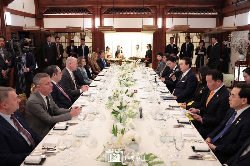 President Yoon Suk Yeol on April 3 holds a welcoming dinner at Sangchunjae, the reception hall of Cheong Wa Dae, for a visiting delegation from the International Bureau of Expositions, aka the BIE, on a mission to inspect Busan's bid to host the 2030 World Expo. 