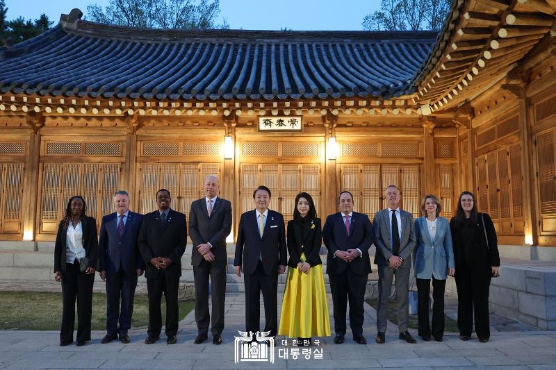 President Yoon Suk Yeol (fifth from left) and first lady Kim Keon Hee (sixth from left) on the afternoon of April 3 take a group photo at the Cheong Wa Dae guesthouse of Sangchunjae before hosting a welcoming banquet for a visiting BIE delegation assigned to assess Busan's bid to host the 2030 World Expo.