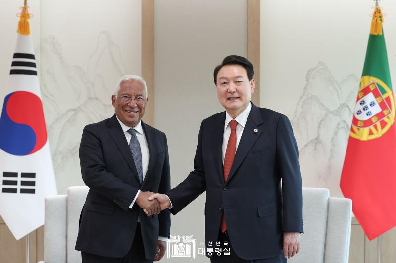 President Yoon Suk Yeol (right) and Portuguese Prime Minister Antonio Costa on April 12 take a photo before their talks at the presidential office in Seoul's Yongsan-gu District. (Office of the President)