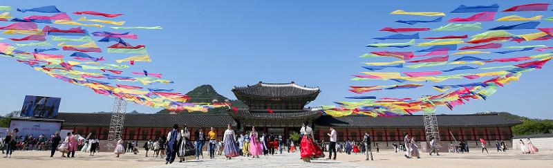 The 2023 Spring K-Royal Culture Festival will run from April 29 to May 7 at Seoul's five royal palaces, Jongmyo Shrine and Sajikdan Altar. Shown are visitors to Gyeongbokgung Palace at a previous festival. (Korea.net DB) 