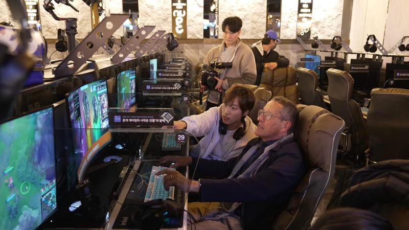 CNN host Richard Quest and YouTube content creator Jaejae in a scene from (Quest's World of Wonder) play at a Korean PC game room.