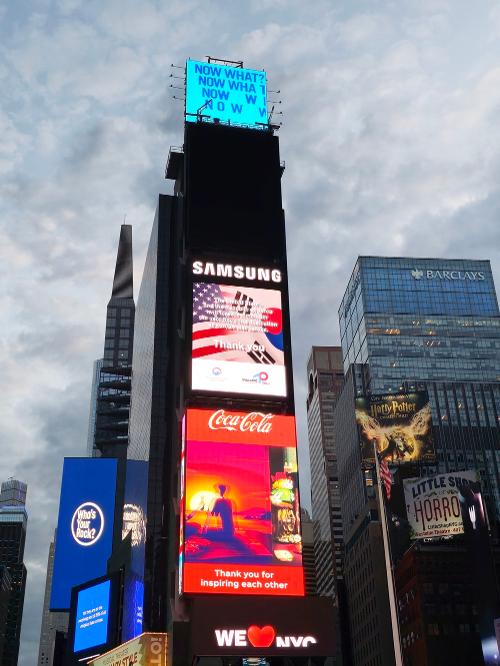 A video of 10 Korean War veterans jointly produced by the Ministry of Patriots and Veterans Affairs and the Republic of Korea-U.S. Combined Forces Command on April 20 is screened on the electronic billboards of Samsung Electronics and LG Corp. at New York's Time Square. (Ministry of Patriots and Veterans Affairs) 