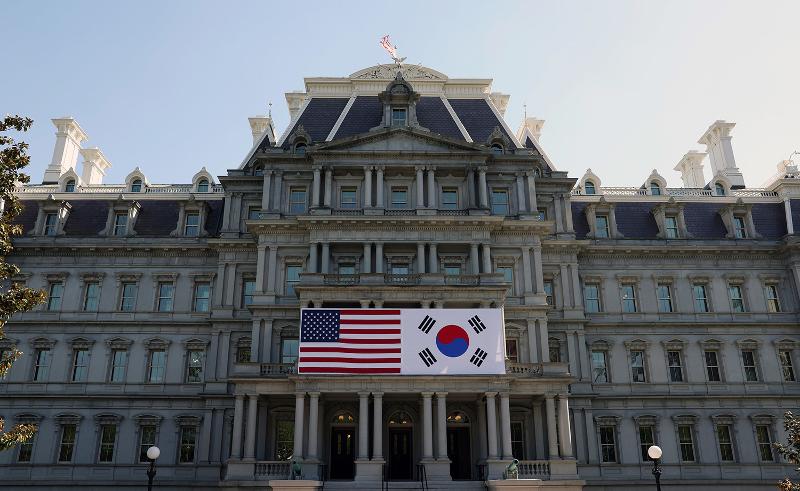 The national flags of Korea and the U.S. on April 21 hang on the outer wall of the Eisenhower Executive Office Building next to the White House in Washington. (Jeon Han) 