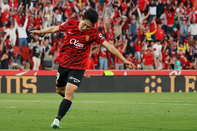 Mallorca midfielder Lee Kang-in of the top-flight Spanish pro soccer league La Liga on April 23 celebrates after scoring his team's third goal in a 3-1 home win over Getafe CF at Mallorca Son Moix Stadium in Palma de Mallorca of Spain's Balearic Islands. (Yonhap News)