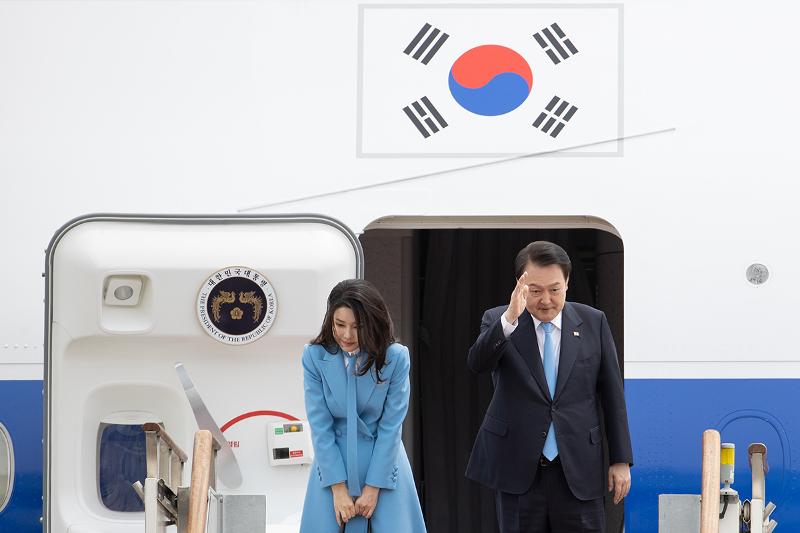 President Yoon Suk Yeol and first lady Kim Keon Hee on April 24 bow and say farewell before boarding the presidential plane Code One at Seoul Air Base in Seongnam, Gyeonggi-do Province, to go on his state visit of the U.S. (Kim Sunjoo) 