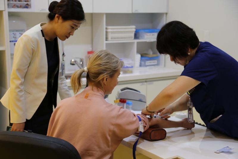 A foreign patient receives medical treatment at a hospital in Korea. (Incheon Tourism Organization)