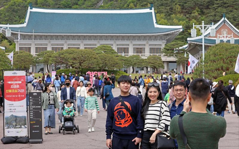 An estimated 1.71 million overseas tourists visited the country in the first quarter this year. Shown are foreign visitors to Cheong Wa Dae on April 22. (Ministry of Culture, Sports and Tourism official Heo Man-jin) 