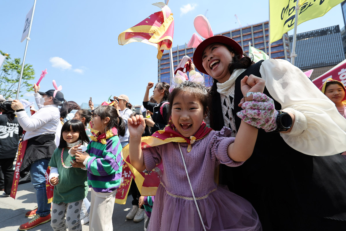 Children and their parents on May 1 dance at an event under the theme (Nation of Happy Children) (unofficial translation) to mark both the 101st Children's Day coming on May 5 and the centennial anniversary this year of the Declaration of Children's Liberation at Gwanghwamun Square in Seoul's Jongno-gu District.