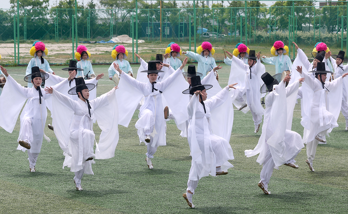 Students from Hyehwa Girls' Middle School on May 12 perform Dongnae hakchum (crane dance) at this year's Busan Folk Arts Competition (unofficial translation) held at Baegunpo Sports Park in Busan's Nam-gu District. 