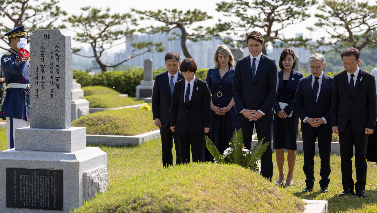 Canadian Prime Minister Justin Trudeau on May 17 pays tribute at the grave of Dr. Frank W. Schofield (1889-1970) at a site for patriotic martyrs of Seoul National Cemetery in the capital's Dongjak-gu District. 
