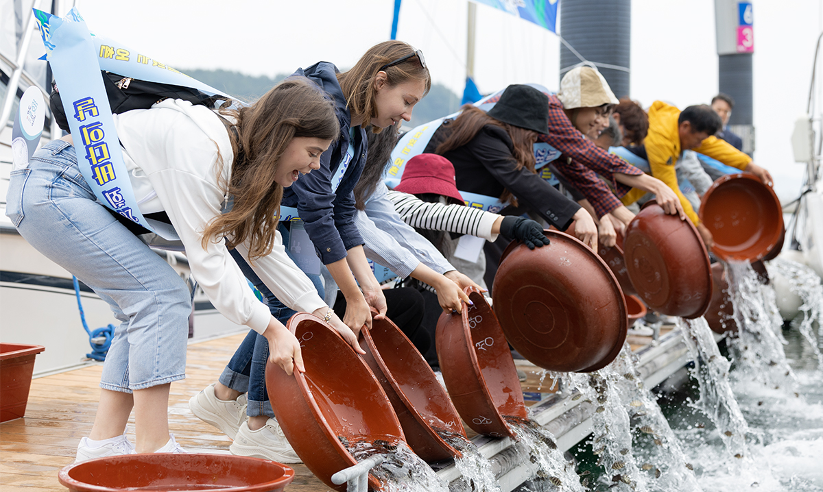 Korea.net Honorary Reporters on the morning of May 26 release babies of marine species such as rock bream and sea cucumber into the sea at a ceremony marking the 28th National Oceans Day at the fishing port Mulgeon in Namhae-gun County, Gyeongsangnam-do Province.