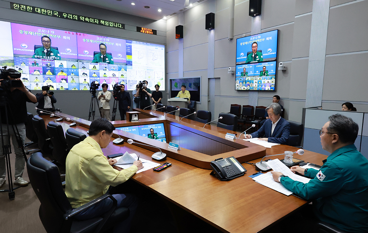 Second Vice Minister of Health and Welfare Park Min-soo, who is concurrently first general coordinator of the Central Disaster and Safety Countermeasures Headquarters (CDSCH), on May 31, the day before the COVID-19 crisis warning level was lowered, speaks at the body's final meeting at Government Complex-Seoul in the capital's Jongno-gu District.