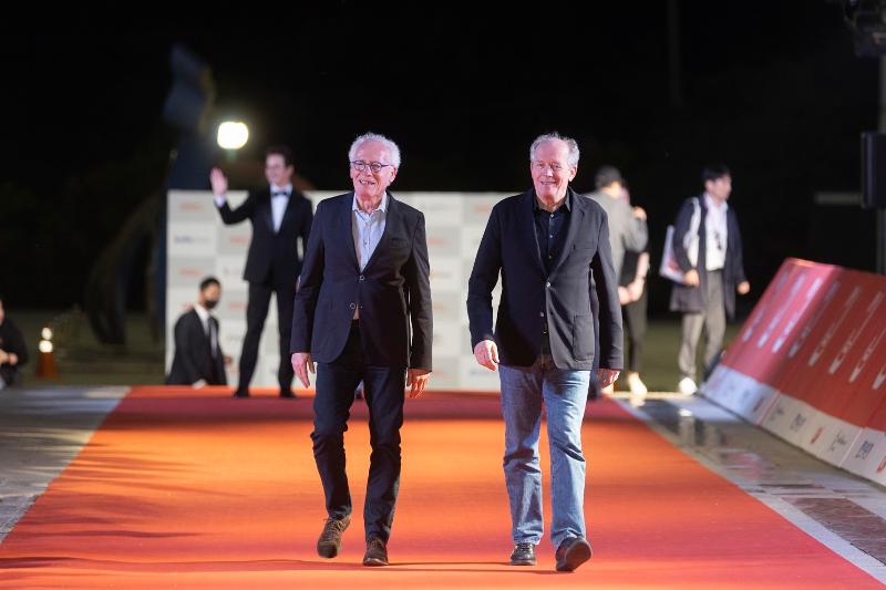 The brother director team of Jean-Pierre (left) and Luc Dardenne on April 27 walk the red carpet at the opening ceremony of the 24th Jeonju International Film Festival at Moak Hall of Sori Arts Center in Deokjin-gu District of Jeonju, Jeollabuk-do Province.