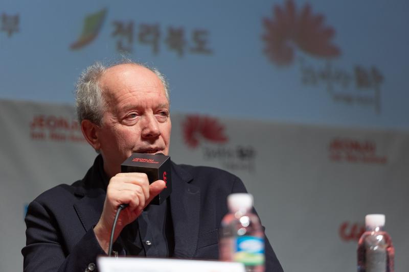 Director Luc Dardenne on April 27 answers questions at a news conference for the opening ceremony of the 24th Jeonju International Film Festival at Jeonju Film Studio in Wansan-gu District of Jeonju, Jeollabuk-do Province. 