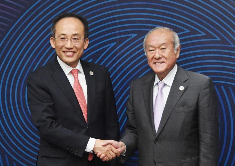 Deputy Prime Minister and Minister of Economy and Finance Choo Kyung-ho (left) and Japanese Minister of Finance Shunichi Suzuki on May 2 pose for photos before holding a meeting at Songdo Convensia of Songdo International Business District in Incheon's Yeonsu-gu District. (Ministry of Economy and Finance) 
