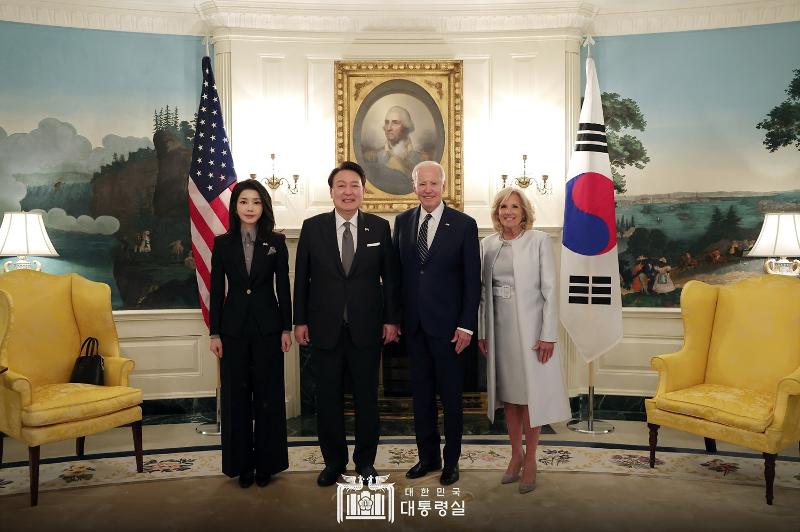 President Yoon Suk Yeol and first lady Kim Keon Hee on April 25 visit the White House and take a commemorative photo with U.S. President Joe Biden and first lady Jill Biden.
