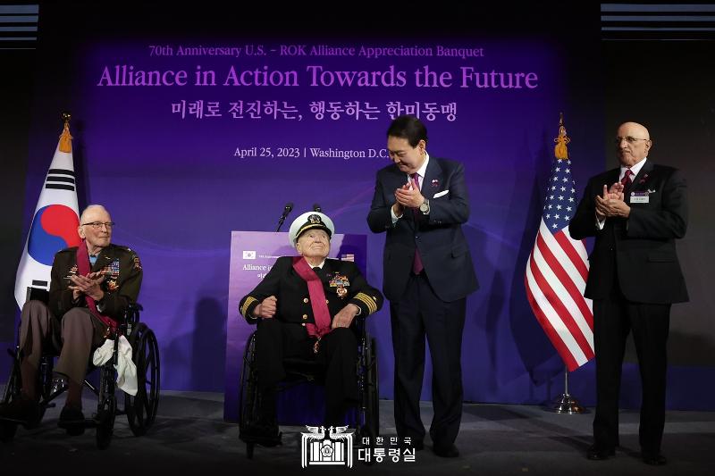 President Yoon Suk Yeol on April 25 at a Washington hotel gives the Taegeuk Order of Military Merit, the nation's highest military honor, medals and greetings to retired U.S. Army Col. Ralph Puckett (left), retired Navy Capt. Elmer Royce Williams (second from left) and the nephew of the late Baldomero Lopez (right), a first lieutenant who served in the Marines, at a luncheon for Korean War veterans. 