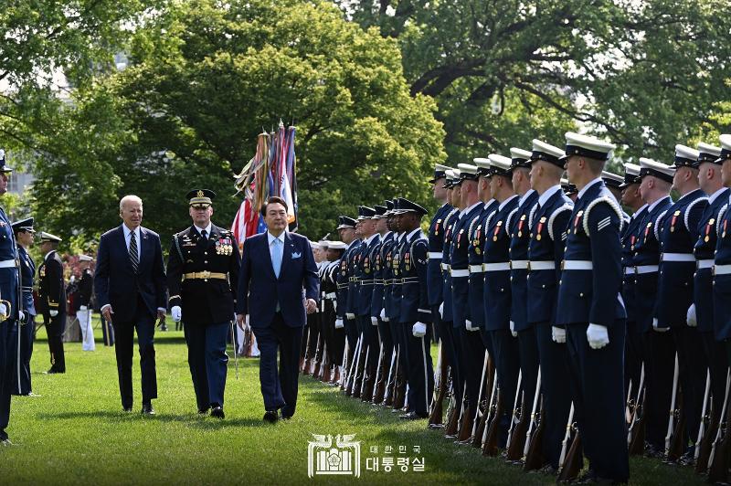 President Yoon Suk Yeol and U.S. President Joe Biden on April 26 inspect an honor guard at the South Lawn of the White House.