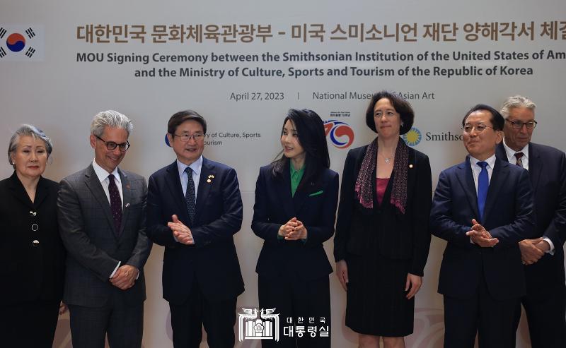 First lady Kim Keon Hee (middle) on April 27 claps at a signing ceremony for a memorandum of understanding (MOU) between Korea's Ministry of Culture, Sports and Tourism and the Smithsonian Institution of the U.S. at the National Museum of Asian Art in Washington.