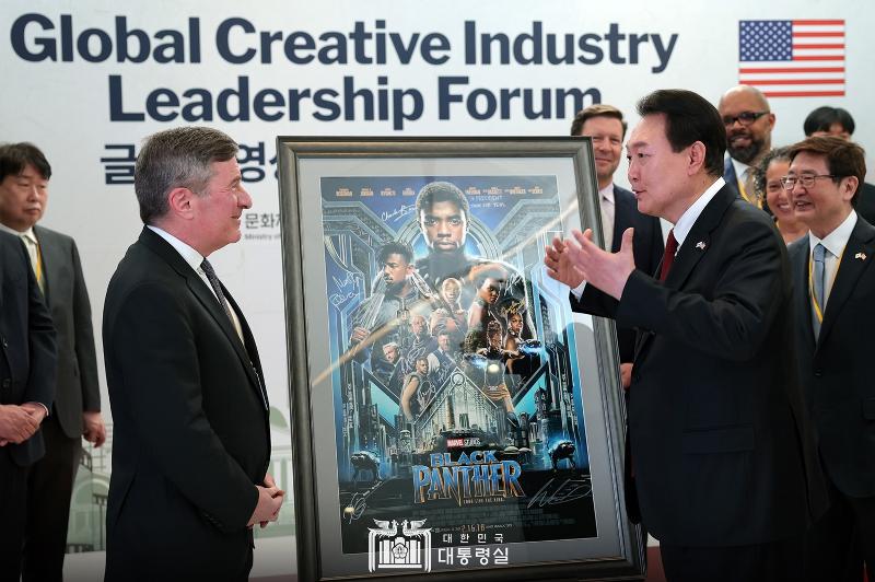 President Yoon Suk Yeol (right) on April 27 talks with Charles Rivkin, chairman and CEO of the Motion Picture Association (MPA), at the Global Creative Industry Leadership Forum held at MPA headquarters in Washington. 