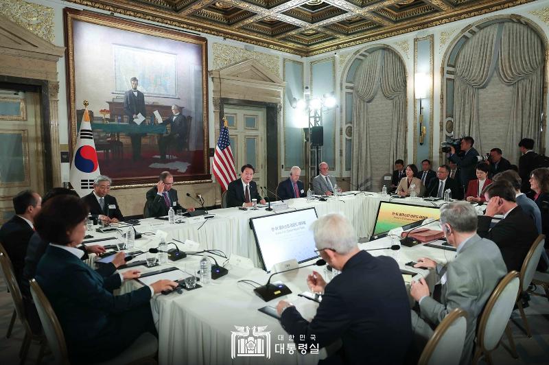 President Yoon Suk Yeol on April 28 at a hotel in Boston discusses plans for innovation of cutting-edge clusters by both countries at a Korea-U.S. cluster roundtable. 