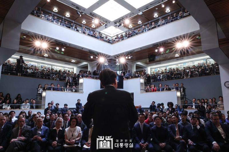 President Yoon Suk Yeol on April 28 gives a speech at Harvard Kennedy School in Cambridge, Massachusets, to conclude the itinerary of his state visit to the U.S. as the first Korean leader to speak at the institution.