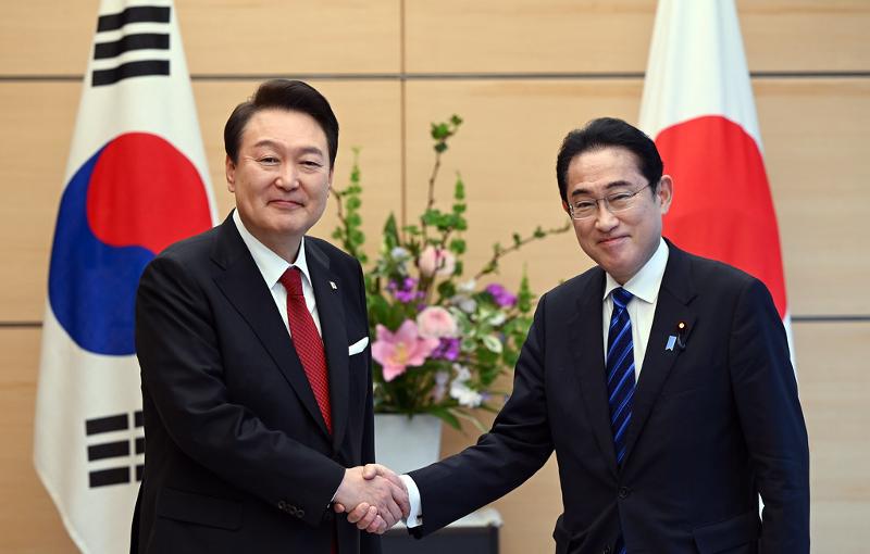 President Yoon Suk Yeol (left) and Japanese Prime Minister Fumio Kishida on March 16 shake hands at the prime minister's official residence in Tokyo. (Office of the President)