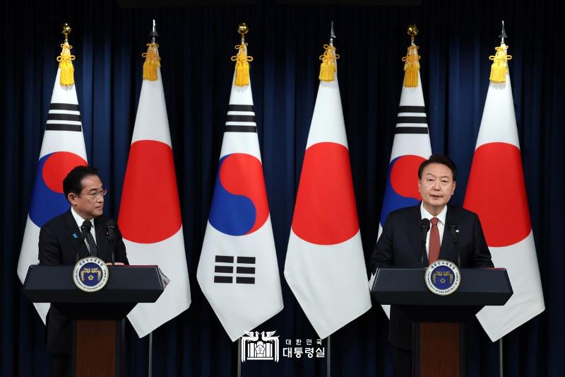 President Yoon Suk Yeol (right) and Japanese Prime Minister Fumio Kishida on May 7 hold a joint news conference at the presidential office in Seoul's Yongsan-gu District. 