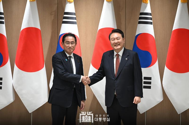 President Yoon Suk Yeol (right) and Japanese Prime Minister Fumio Kishida on May 7 shake hands at their extended summit held at the presidential office in Seoul's Yongsan-gu District. 