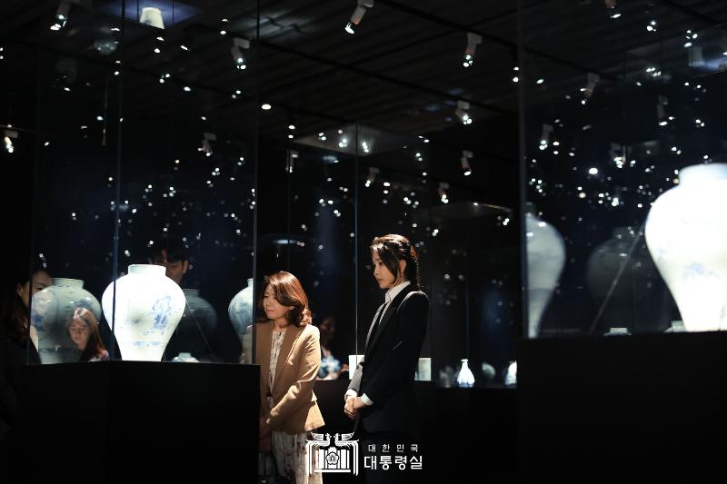 First lady Kim Keon Hee and her Japanese counterpart Yuko Kishida on May 8 look at a display of white porcelain at Leeum Museum of Art in Seoul's Yongsan-gu District. 