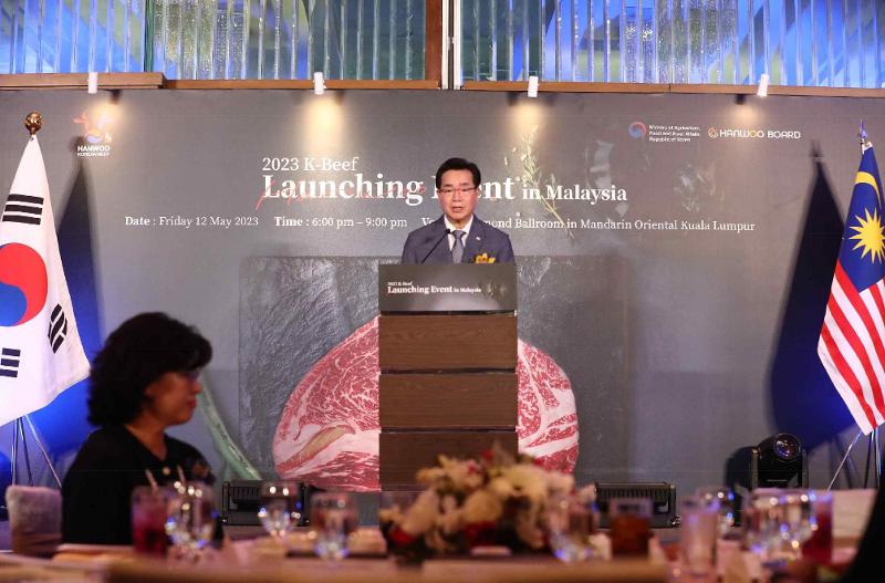 Minister of Agriculture, Food and Rural Affairs Chung Hwang-keun on May 12 speaks at a launching event in Kuala Lumpur, Malaysia, to mark the start of exports of hanwoo (premium Korean beef) to the Southeast Asian country. 