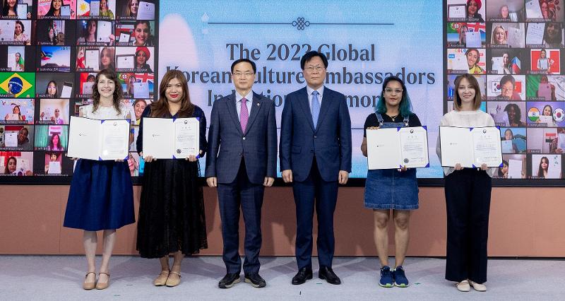 Second Vice Minister of Culture, Sports and Tourism Cho Yongman (third from left), KOCIS Director Kim Jangho (third from right), Honorary Reporters Elisa Beaugeard (far left) from France and Janine Anne Laddaran (second from left) from the Philippines, and K-influencers Priyanka Venkata Pabbishetty (second from right) from India and Karina Gur (far right) from Germany take a group photo after certificates of appointment are given to this year's class of global ambassadors of Korean culture at KOCIS Center in Seoul's Jung-gu District. 