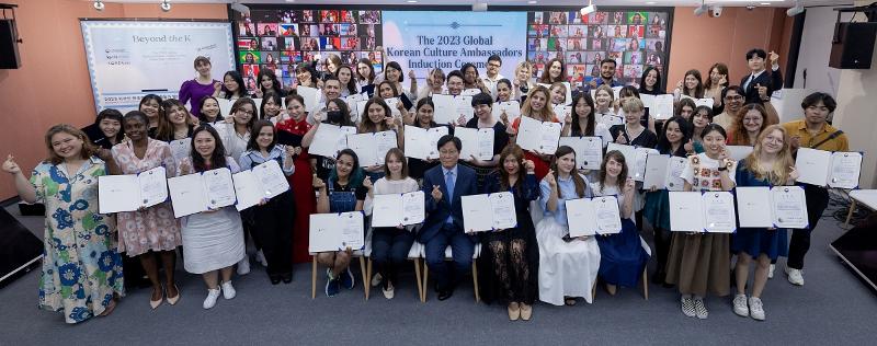 KOCIS Director Kim Jangho (sitting at center) and global promoters of Korean culture on the afternoon of May 19 take a group photo at the induction ceremony for this year's class of global Korean culture ambassadors at KOCIS Center in Seoul's Jung-gu District.