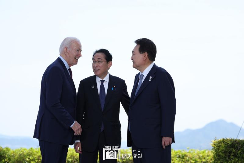 President Yoon Suk Yeol (right) on May 21 greets U.S. President Joe Biden (left) and Japanese Prime Minister Fumio Kishida at Grand Prince Hotel Hiroshima in Hiroshima, Japan, where the Group of 7 economies (G7) summit was held.