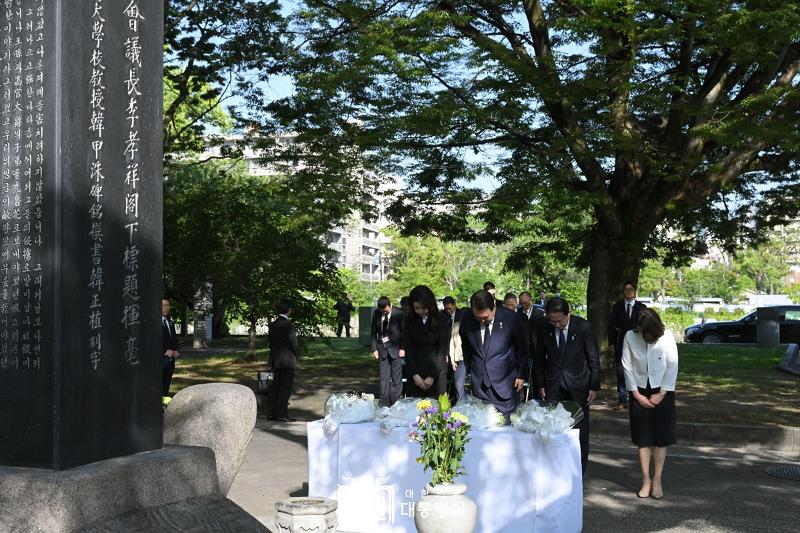 President Yoon Suk Yeol (second from left), first lady Kim Keon Hee (left), Japanese Prime Minister Fumio Kishida (second from right) and his wife Yuko Kishida on May 21 pay tribute to Korean victims of the 1945 atomic bombing of Hiroshima in the Japanese city's Peace Memorial Park.