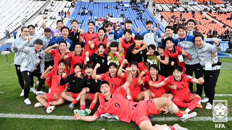 The national men's under-20 team on May 22 poses for a photo after defeating France, 2-1, in their first group match at this year's FIFA U-20 World Cup at Mendoza Stadium in Mendoza, Argentina.