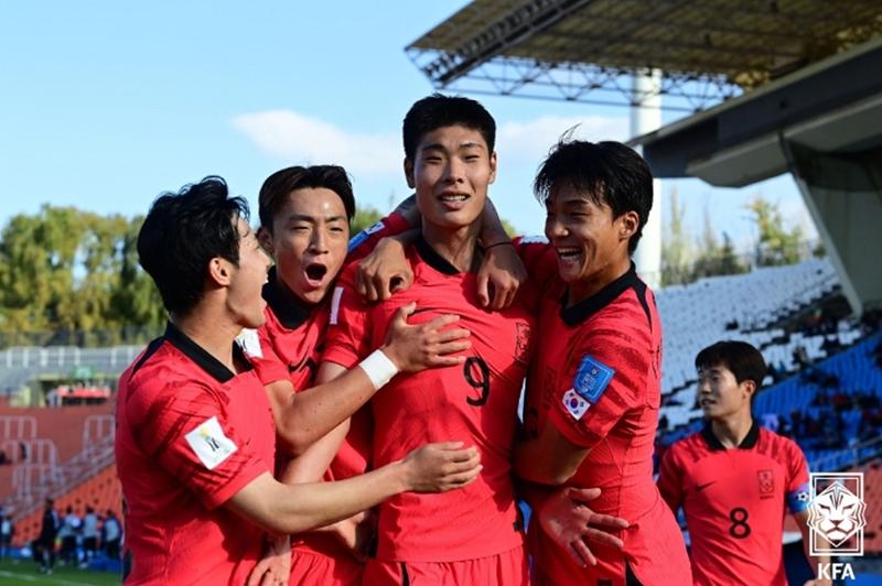 Forward Lee Young-jun (third from left) on May 22 celebrates after scoring in his team's opening group game versus France at this year's FIFA U-20 World Cup at Mendoza Stadium in Mendoza, Argentina.