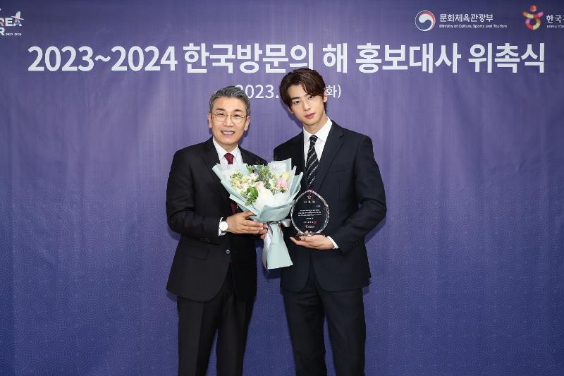 Singer and actor Cha Eun-woo (right) on May 23 takes a photo with Korea Tourism Organization (KTO) Vice President Lee Jae-hwan after a ceremony for Cha's appointment as promotional ambassador for Visit Korea Year 2023-24 at the KTO's tourism promotion center HiKR Ground in Seoul's Jung-gu District. (Korea Tourism Organization)