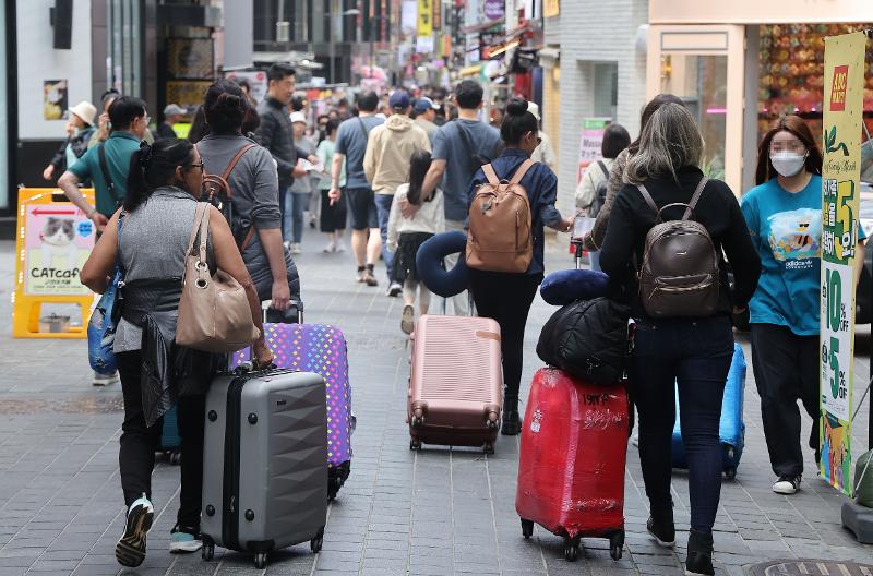 Foreign tourists on May 21 walk near a hotel in the Myeong-dong neighborhood of Seoul. (Yonhap News)