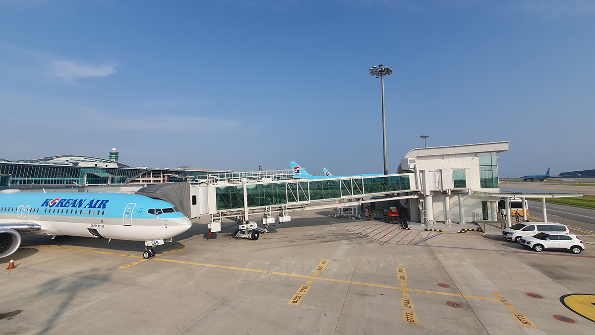 Incheon International Airport Corp. on June 1 officially opened its remote boarding facilities. Designed like a building, the facility allows passengers to get on a plane from the tarmac via a connecting boarding bridge regardless of weather conditions.