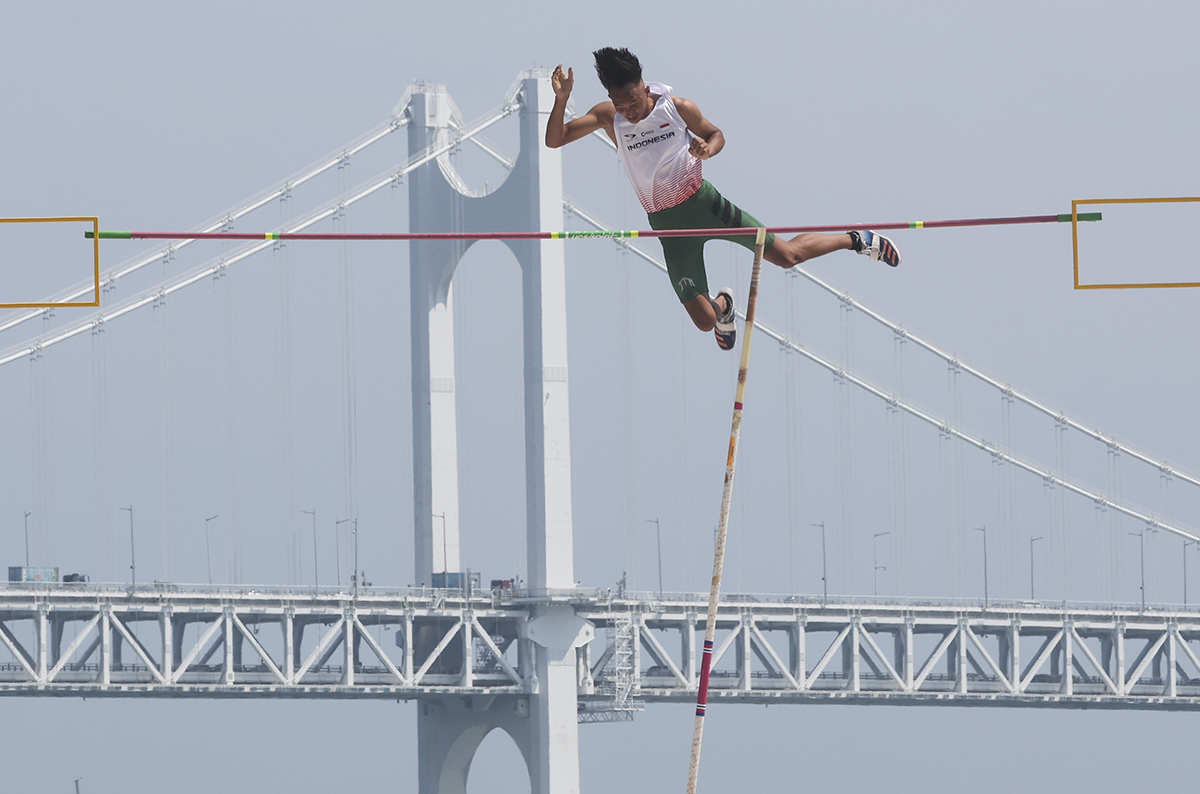 Riswar Meivianka of Indonesia on the afternoon of June 9 clears the bar in the under-20 (U-20) event of this year's Busan International Pole Vault Meeting at Gwangalli Beach in Busan's Suyeong-gu District.