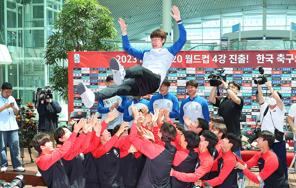 The men's under-20 (U-20) soccer team, which finished fourth in this year's FIFA U-20 World Cup in Argentina, on June 14 throws into the air head coach Kim Eun-jung at a welcoming ceremony held at Transit Center 2 of Incheon International Airport.