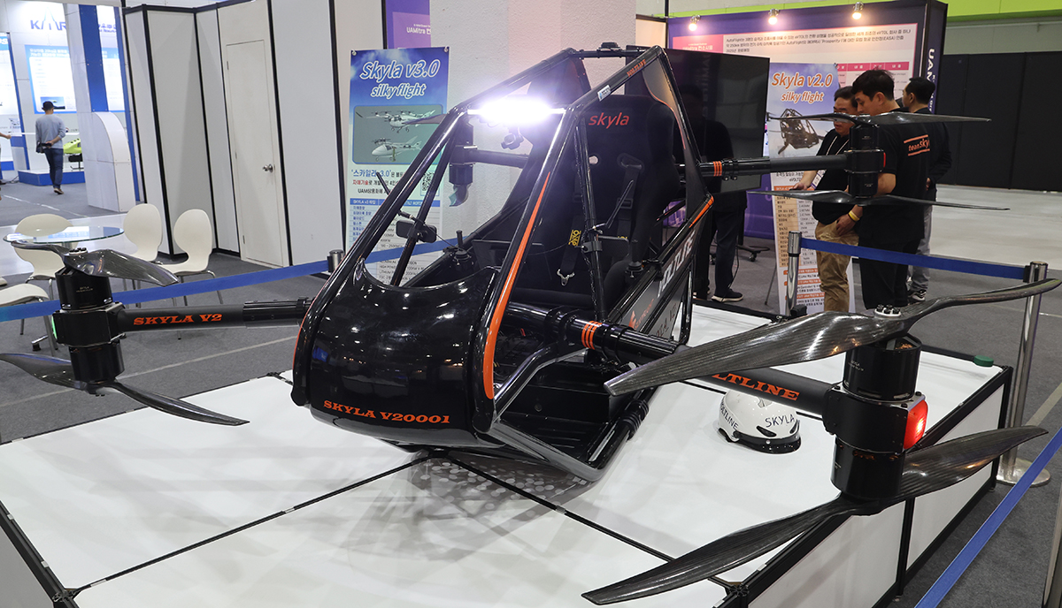 Participants in this year's Unmanned System World Congress on June 21 look at a passenger drone on display at the Seoul COEX in the Samseong-dong neighborhood of the capital's Gangnam-gu District.