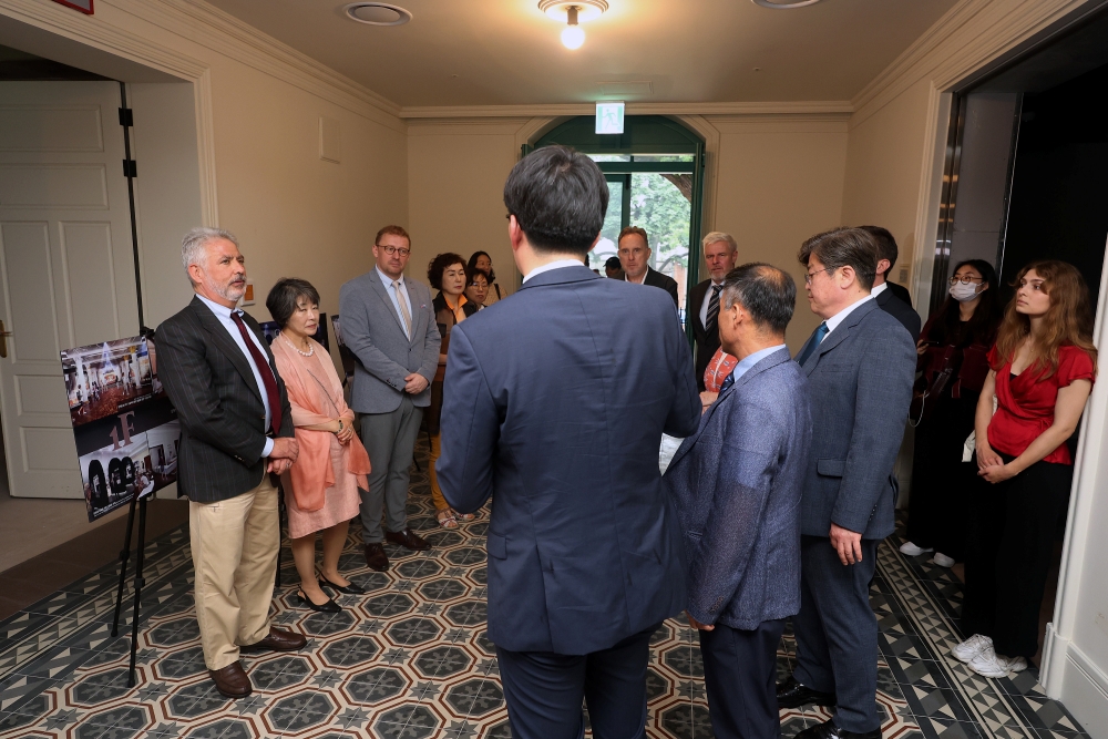 Belgian Ambassador to Korea Francois Bontemps (left), German Ambassador Michael Reiffenstuel, Austrian Ambassador Wolfgang Angerholzer and other diplomatic officials on June 26 listen to explanations about Dondeokjeon at Deoksugung Palace in Seoul's Jung-gu District.