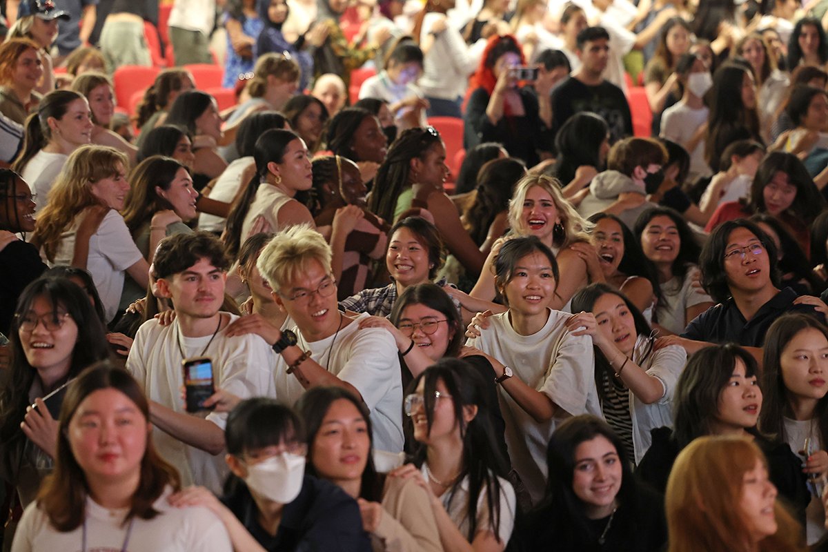 Foreign students on the afternoon of June 27 learn to cheer at the entrance ceremony and orientation of Korea University's International Summer Campus in Seoul's Seongbuk-gu District.