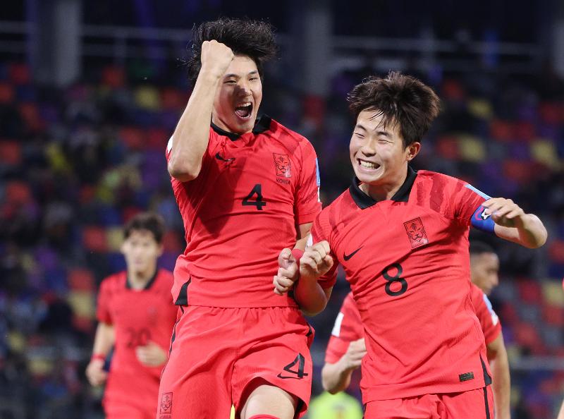Defender Choi Seok-hyeon (left) on June 1 celebrates after scoring Korea's third goal against Ecuador in the third minute of the second half in their round of 16 game of the FIFA U-20 World Cup at the stadium Estadio Unico Madre de Ciudades in Santiago del Estero, Argentina. 
