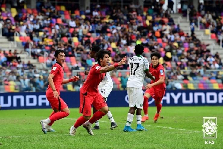 Defender Choi Seok-hyeon (second from left) on June 4 rejoices after heading in the winning goal against Nigeria in the quarterfinals of the FIFA U-20 World Cup at the stadium Estadio Unico Madre de Ciudades in Santiago del Estero, Argentina. 
